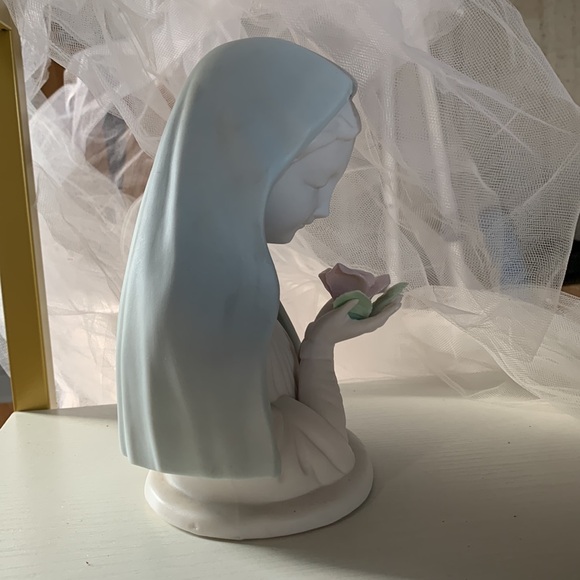 Virgin Mother Mary/ Madonna ceramic figure with rose - Picture 3 of 6